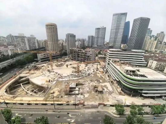 服复杂地质, 工地上一派